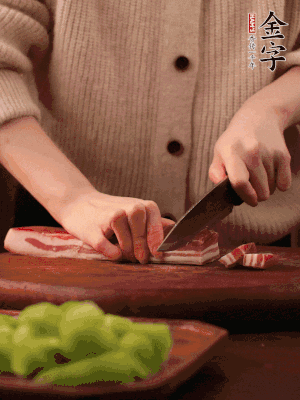 金字淡咸肉切片，冷水入鍋，加姜片、料酒略焯水。同步，五花肉切塊焯水。