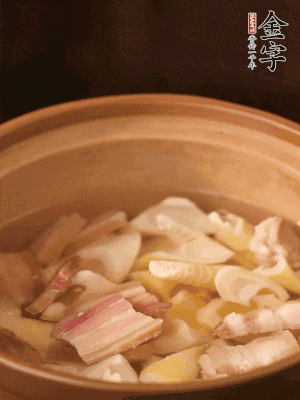 春筍、咸肉、咸肉一起入砂鍋，加姜片、料酒、清水大火煮沸到湯色變白。轉(zhuǎn)小火慢篤半小時。