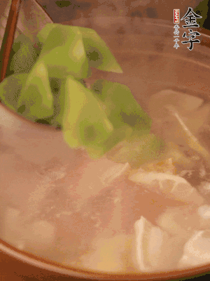 再加入焯水過的百葉結(jié)、萵筍塊燉15-20分鐘。