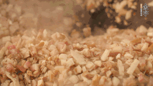 鍋中熱油，依次下食材翻炒，加2勺料酒、少許胡椒粉調(diào)味，撒蔥花攪拌均勻。