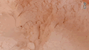 糯米粉中加入溫水，反復(fù)揉成團(tuán)。