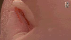 取一小團(tuán)面，用掌心搓成小球狀，從小球中心捏窩，放入餡料，封口后，留出小尾巴。