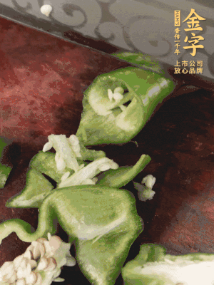 辣椒洗凈斜切成段，蒜切片。