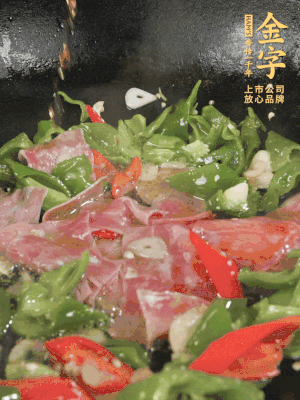 再下蒸炒火腿煸炒，加少許白糖提鮮。