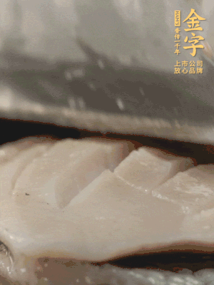 鮑魚用勺子撬出來，去掉內(nèi)臟和牙齒，加面粉、白醋、鹽、啤酒抓一下，清水洗凈，切花刀。