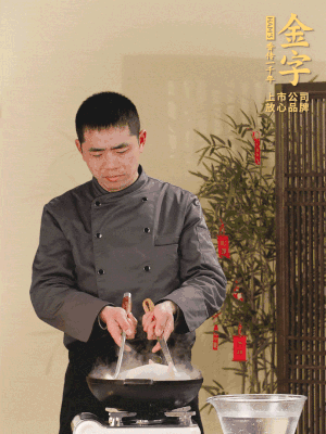 整只土雞冷水下鍋，加蔥姜、料酒焯水，撈出后用溫水清洗干凈。