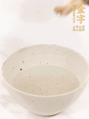 羊肚菌流水洗凈2遍后，溫水泡發(fā)15-20分鐘。