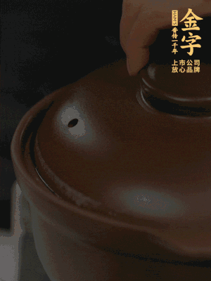 雞、火腿、姜片一起放入砂鍋中，大火轉(zhuǎn)小火燉2小時(shí)。