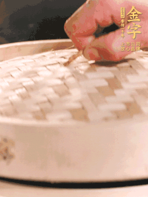 醬鴨半只加姜片、蔥、黃酒上鍋蒸20分鐘。