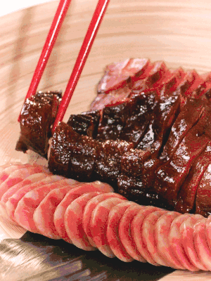 香腸、醬肉適合切片、醬鴨適合切塊。