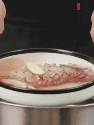 置于盤中，加冰糖100g、黃酒100g、水200g，上鍋蒸20分鐘。