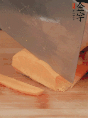 南瓜改刀切片，把蒸好的火腿鋪到南瓜上。