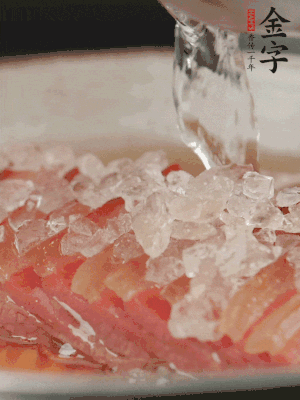 依舊放上冰糖100g、黃酒100g、水200g，鍋中再蒸15分鐘。