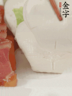 生菜切段，放入荷葉夾。