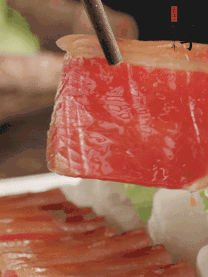 吃的時候，把薄片火腿放入荷葉夾中就可以了。