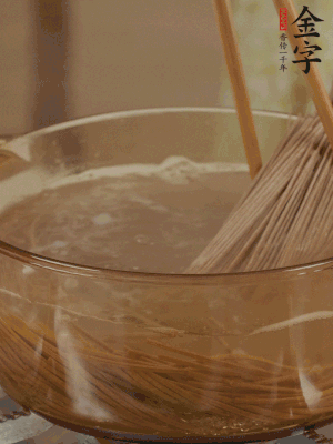 水開后下蕎麥面，煮2分鐘后過涼水備用。