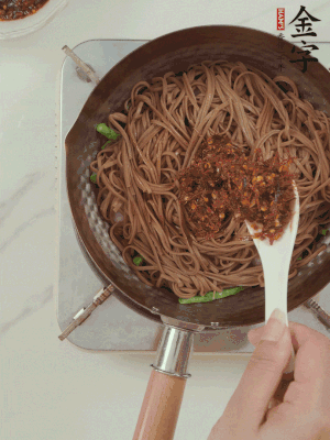 下蕎麥面，淋上少許醬油，加2勺金字火腿大師醬略翻炒即可。