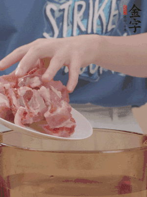 排骨剁小塊，加姜片、料酒沸水下鍋焯水。