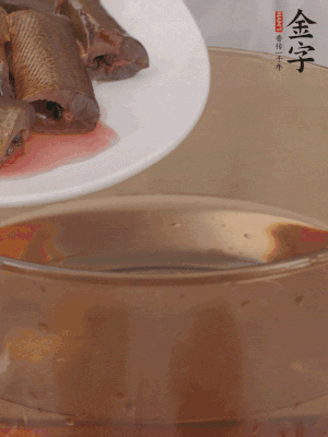 處理干凈的黃鱔段，加姜片、料酒沸水下鍋焯水。撈出用涼水沖洗干凈。