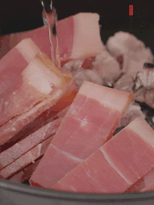 排骨、黃鱔段、金字火腿片放入砂鍋中，加沒過食材的水。