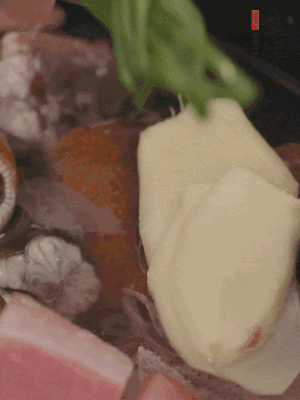 加姜片、蔥結(jié)、料酒。