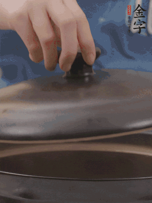 大火煮開后轉(zhuǎn)小火，燉煮20分鐘左右。