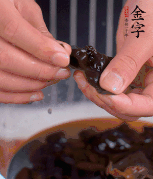 木耳冷水泡發(fā)，處理成小塊。（如果是小木耳就不用切了）