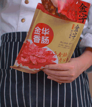 香腸切成斜片，小米辣切成斜片。