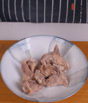 排骨加1勺黃酒、1勺蠔油、1勺玉米淀粉、1/4勺胡椒粉腌制半小時。