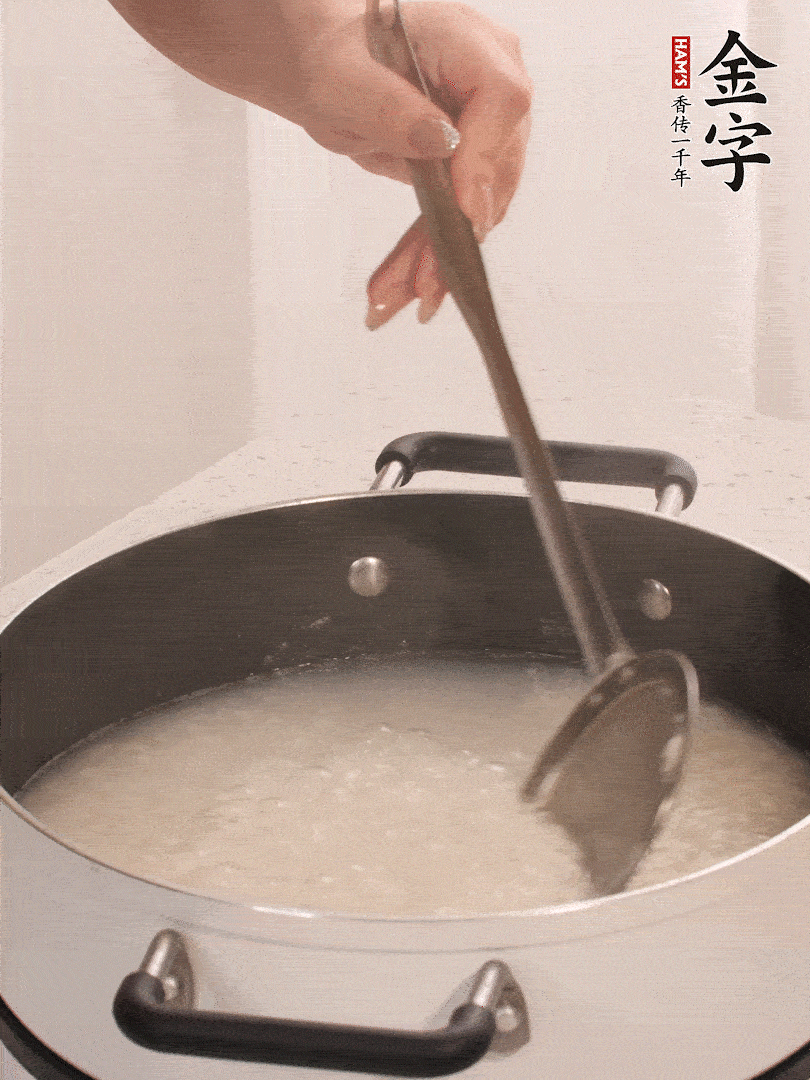 香菇、土豆、胡蘿卜、金字土香腸切小塊。