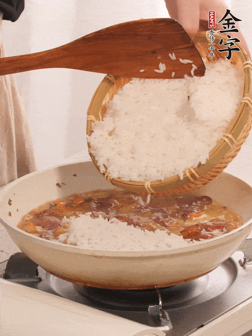 熱鍋燒油，香腸煸出油，加姜片去腥，加土豆、胡蘿卜、香菇翻炒到半熟，隨后加豆角、2小勺鹽、1大勺生抽，煸炒均勻。