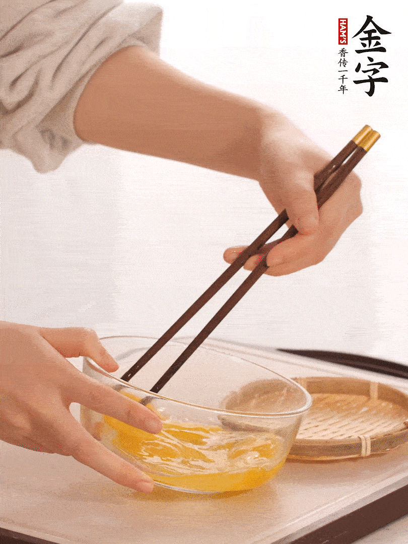 兩顆雞蛋打散。