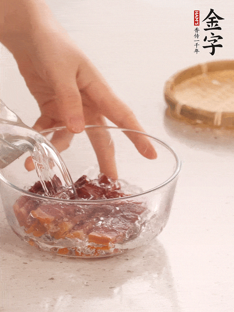金字火腿切片，溫水泡5分鐘。