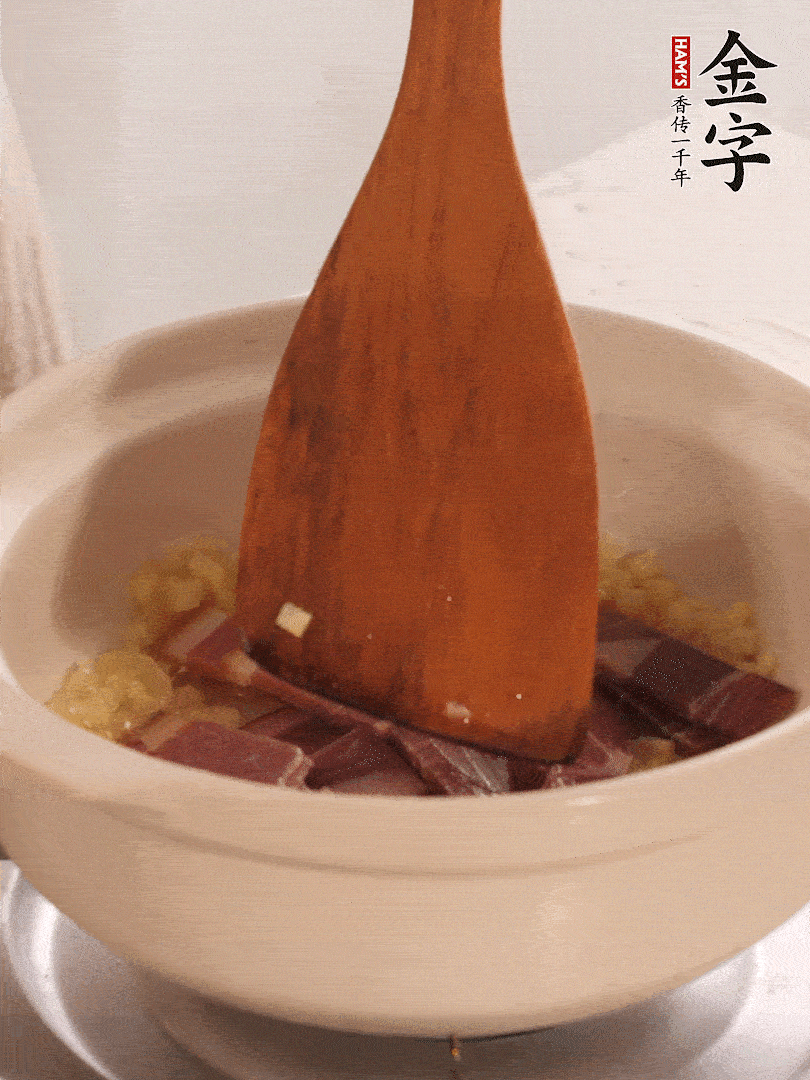 加熱水，加入白菜蓋上蓋子煨煮3分鐘。