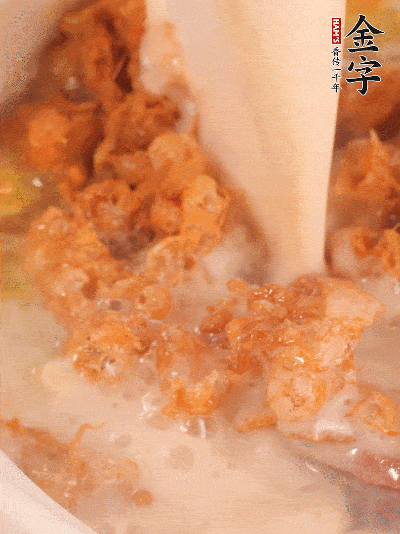 加入蛋酥再煨煮2分鐘，加入豆?jié){。