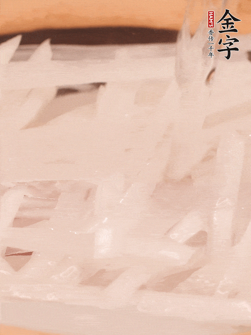 倒入熱水煮開(kāi)后，轉(zhuǎn)小火燉煮10分鐘，呈奶白色湯底。