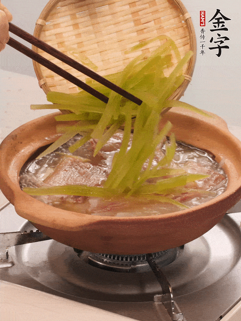 倒入熱水煮開(kāi)后，轉(zhuǎn)小火燉煮10分鐘，呈奶白色湯底。