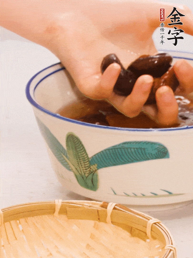 干香菇提前泡發(fā)切片，泡香菇水留著備用。