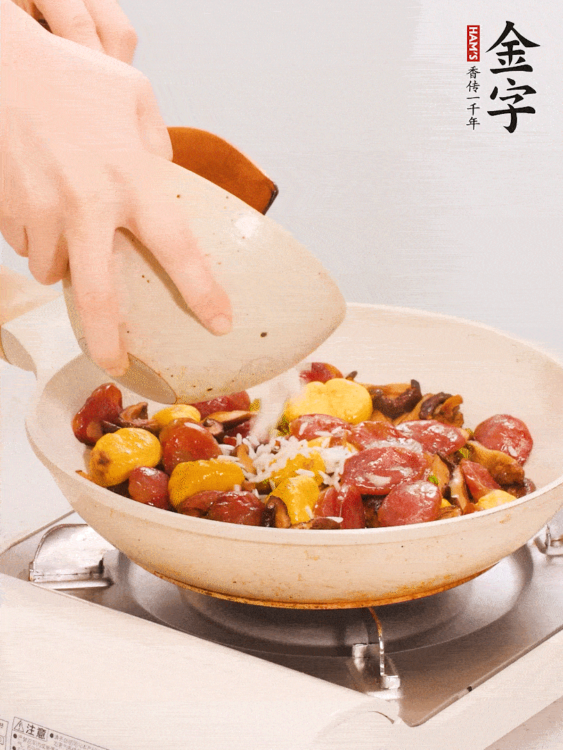 把米淘洗干凈，放入切好的香菇、板栗、毛豆。