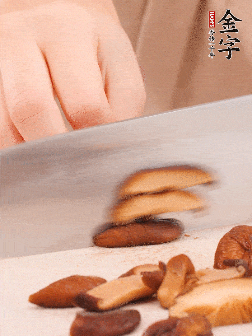 干香菇泡發(fā)，切成小塊。