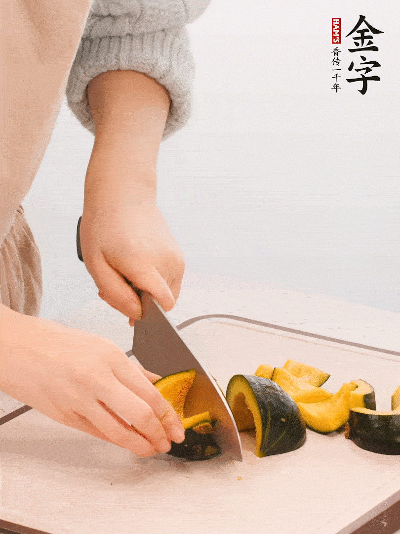 貝貝南瓜切小塊，生姜切成姜絲。