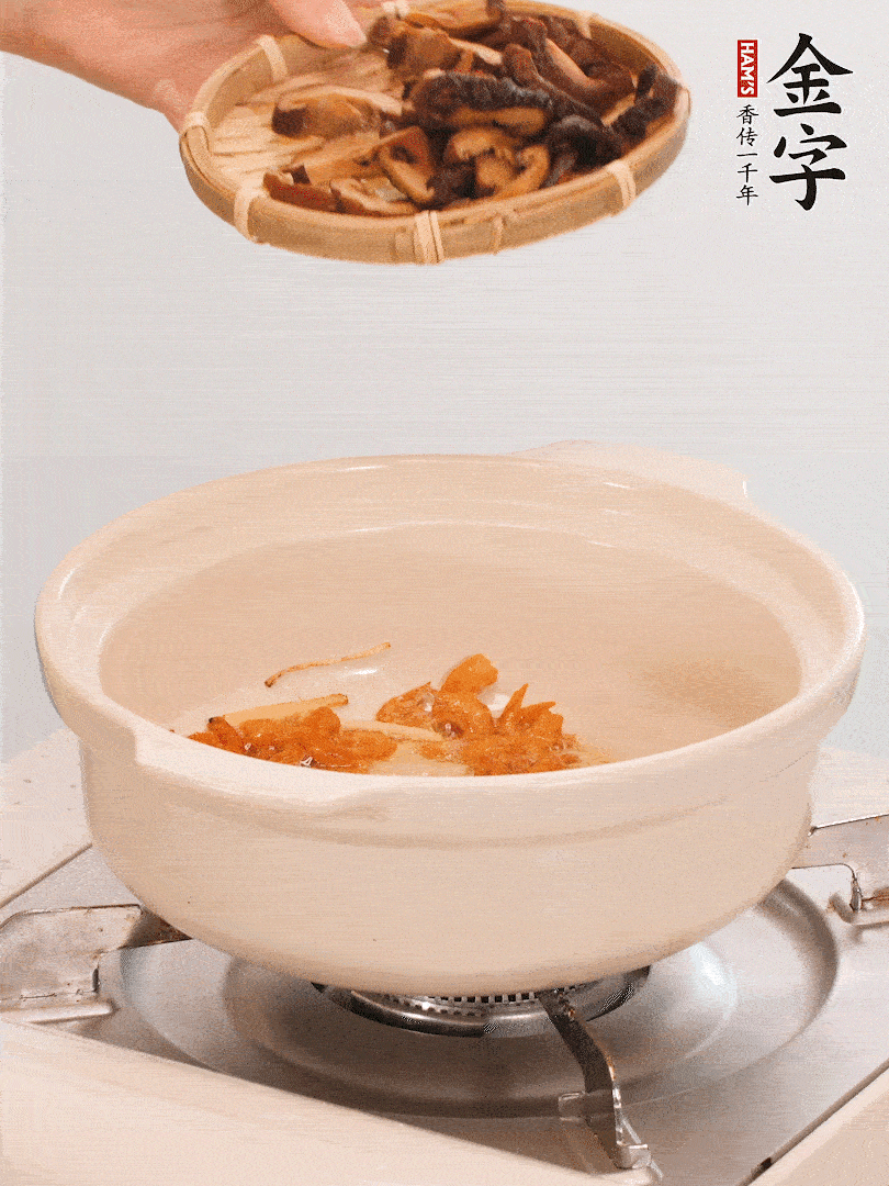 砂鍋倒入少許油，放入姜絲、海米小火煸香；再放入香腸、南瓜、干香菇一起翻炒2分鐘。