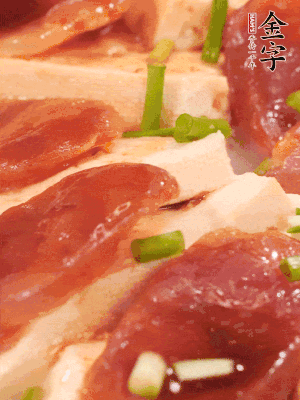 調(diào)一個醬汁：2勺生抽、1勺蠔油、半勺白糖、1勺淀粉、半碗清水調(diào)成料汁燒開