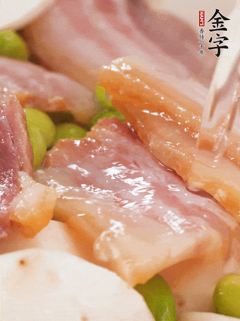 倒入芋艿、熟毛豆，翻炒均勻，加1小碗水煮開