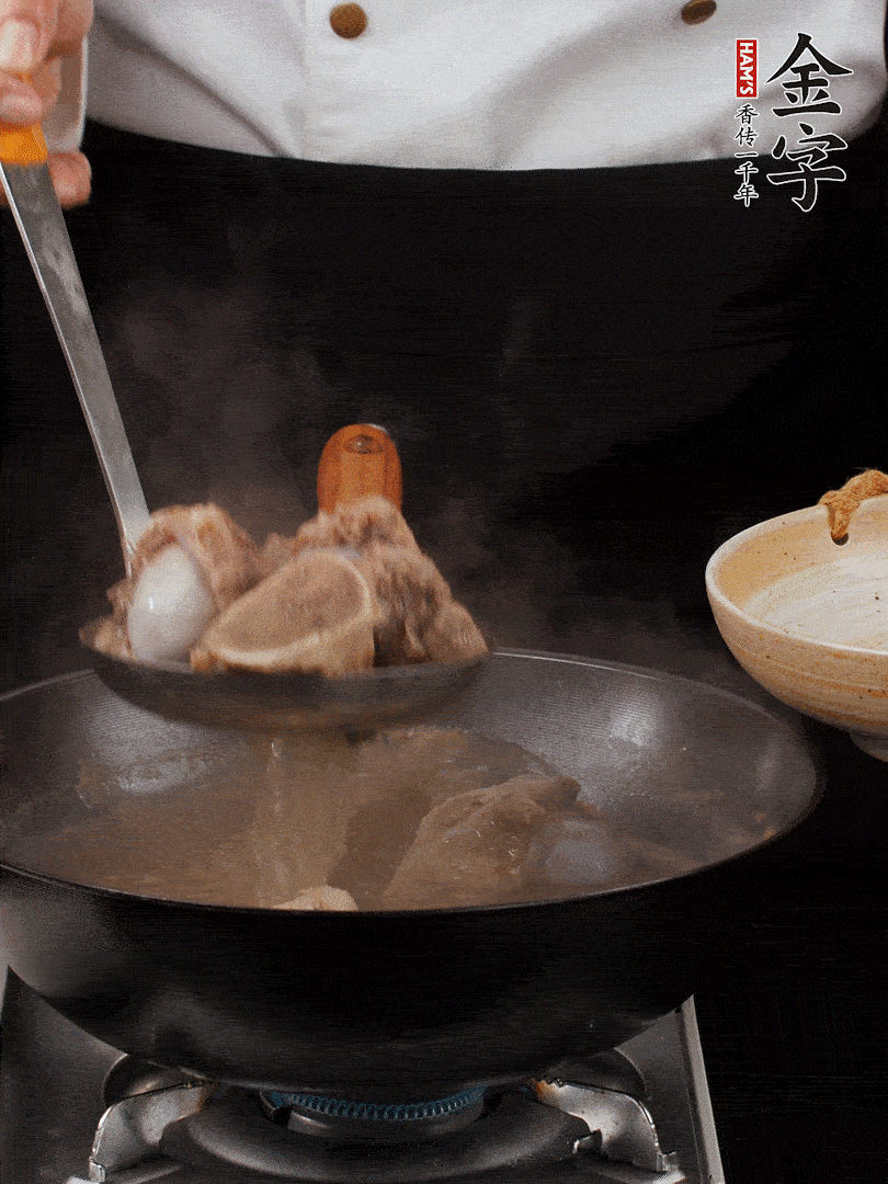 大筒骨清水浸泡30分鐘，中途換水2-3次。冷水下鍋，加姜片、料酒焯水，撇去浮沫。