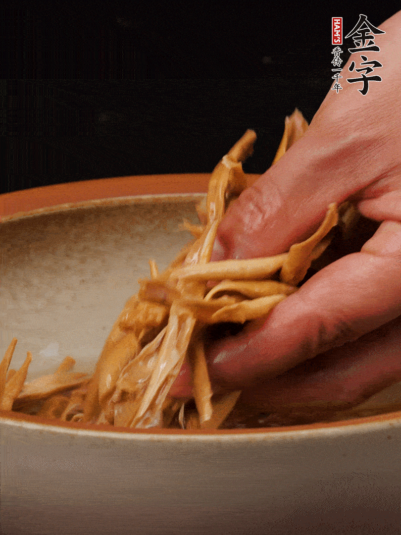 農家土筍尖提前泡軟，用刀劃成細絲，這樣會更加入味。