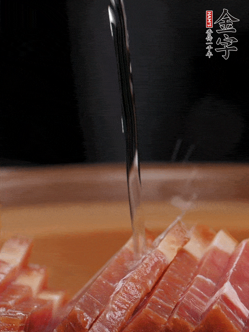 金字火腿切片，放入溫水中泡10分鐘，金字土香腸斜切成片。千張切成細條。