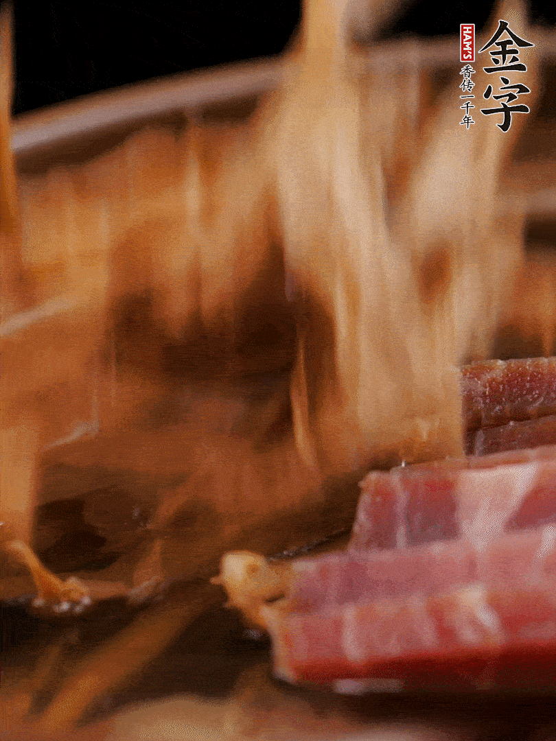 大筒骨、金字火腿、姜片、黃酒一起放入砂鍋，加筍干燉煮40分鐘。（如果家里有高壓鍋，用高壓鍋把高湯壓出來更鮮濃。）