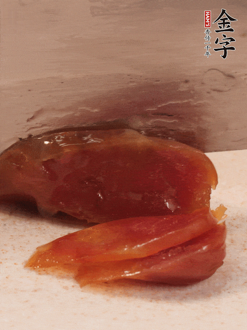 臘腸煮熟后，切薄片