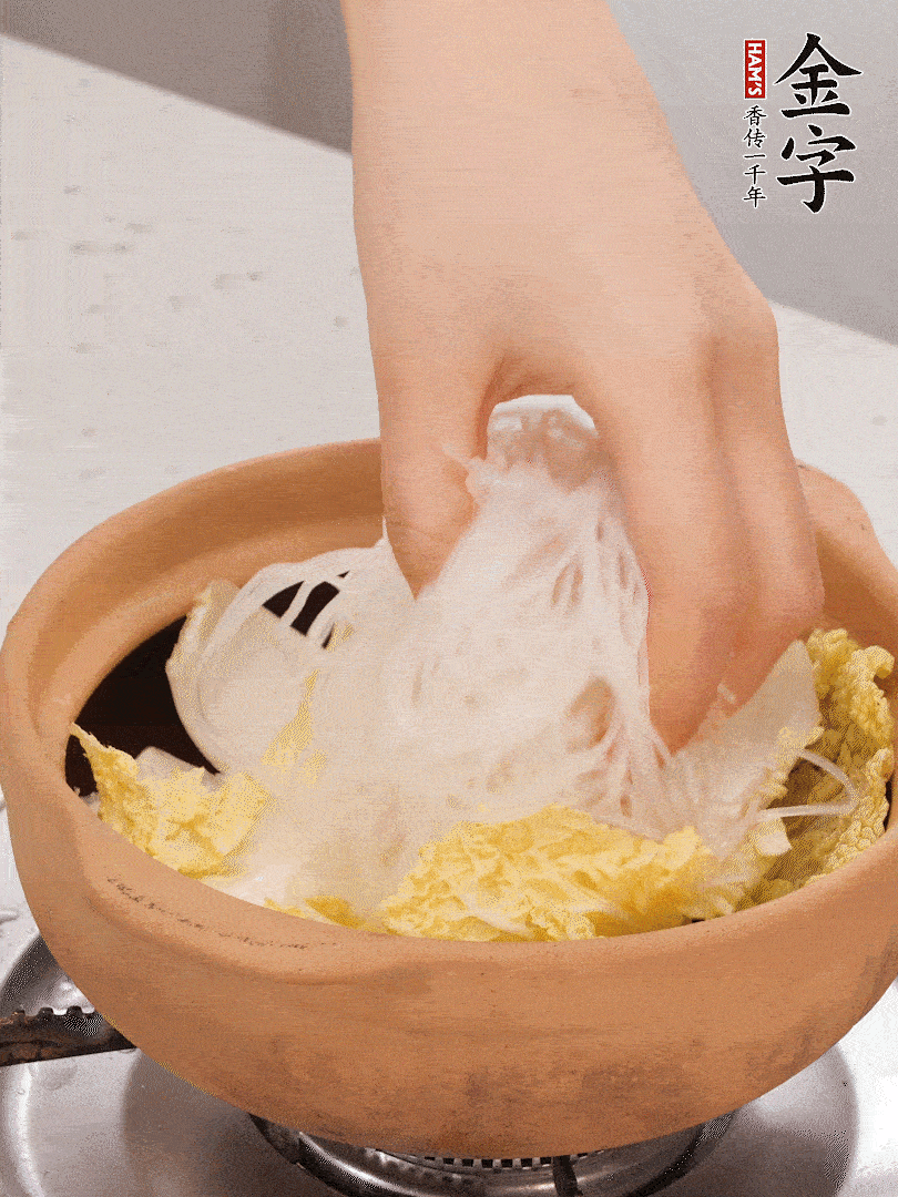 放入提前泡軟的粉絲，蓋上蒜蓉醬汁